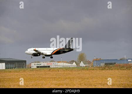 TITAN Airways, Airbus A320, G-POWM, sull'approccio finale alla pista 27 all'Aeroporto John Lennon di Liverpool, Liverpool, Merseyside, Inghilterra Foto Stock