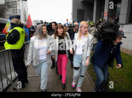 Justyna Wydrzynska lascia la corte distrettuale di Varsavia-Praga dopo aver ricevuto il suo verdetto il 14 marzo 2023. Wydrzynska è accusata di aiutare un aborto aiutando a fornire l'accesso alle pillole a una donna che cerca di terminare la sua gravidanza. Wydrzynska deve affrontare fino a tre anni di prigione se condannato. La Polonia ha alcune delle leggi sull'aborto più severe del mondo. Gli aborti sono illegali in quasi tutti i casi, tranne i più gravi, come il rischio di morte per la madre. In pratica, tuttavia, la legge ha causato molta confusione con i medici che rifiutano di interrompere anche nei casi in cui la vita della madre era in gioco Foto Stock