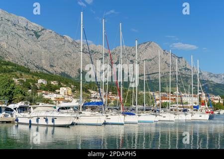 Paesaggio con il porto di Baska Voda, costa dalmata, Croazia Foto Stock