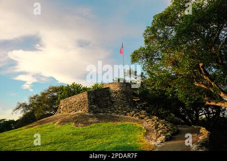 Osservazione Mound su una piccola collina con una bandiera americana a Greynolds Park, Miami-Dade County Historic Preservation. Foto Stock