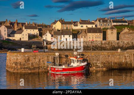 Vista in estate del porto di Portsoy, Portsoy, Moray Firth, Aberdeenshire, Scozia, Regno Unito Foto Stock