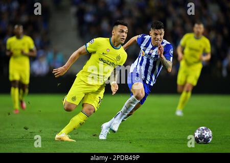 Mateus Uribe do Porto disputa o lance com Lautaro Mart&#xed;nez da Inter de MIL&#XE3;o, durante a partida entre Porto e Inter de MIL&#XE3;o, pelas oitavas de final da UEFA Champions League 2022/2023, no Est&#xE1;dio do drag&#XE3;o, nesta ter&#xe7;a-feira 14. Foto Stock