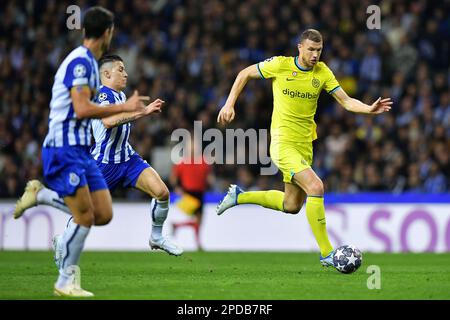 Mateus Uribe do Porto disputa o lance com Edin Dzeko da Inter de MIL&#XE3;o, durante a partida entre Porto e Inter de MIL&#XE3;o, pelas oitavas de final da UEFA Champions League 2022/2023, no Estádio do drag&#XE3;o, nesta ter&#xe7;a-feira 14. Foto Stock