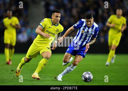 Mateus Uribe do Porto disputa o lance com Lautaro Mart&#xed;nez da Inter de MIL&#XE3;o, durante a partida entre Porto e Inter de MIL&#XE3;o, pelas oitavas de final da UEFA Champions League 2022/2023, no Estádio do drag&#XE3;o, nesta ter&#xe7;a-feira 14. Foto Stock