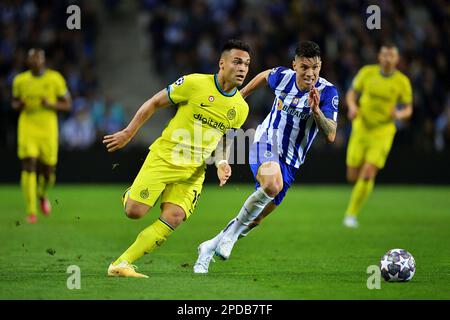 Mateus Uribe do Porto disputa o lance com Lautaro Mart&#xed;nez da Inter de MIL&#XE3;o, durante a partida entre Porto e Inter de MIL&#XE3;o, pelas oitavas de final da UEFA Champions League 2022/2023, no Estádio do drag&#XE3;o, nesta ter&#xe7;a-feira 14. Foto Stock