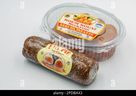 Corfù, Grecia - 05 agosto 2021: Studio sparo di tradizionale per l'isola di Corfù Mavromatis Kerkyras koum kouat frutta e fichi pacchetti torta primo piano su whi Foto Stock