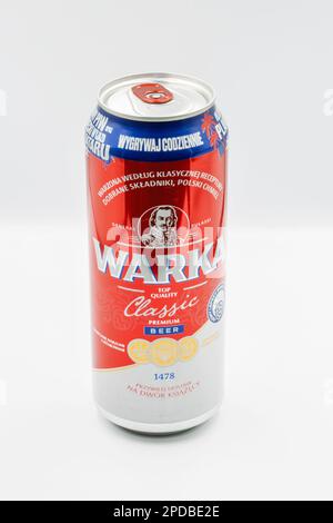 Kyiv, Ucraina - 01 giugno 2022: Studio sparo di Warka Classic birra lager polacco può closeup contro il bianco. La birra Warka è stata prodotta a Warka, Polan Foto Stock