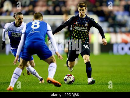 Ben Sheaf di Coventry City controlla la palla durante la partita del campionato Sky Bet al DW Stadium, Wigan. Data immagine: Martedì 14 marzo 2023. Foto Stock