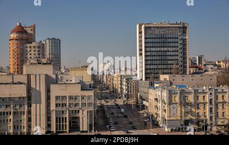 Kiev, Ucraina - 23 febbraio 2023: Paesaggio urbano del centro con via Saksaganskyi. È una strada nel distretto di Pechersk di Kyiv, zona di Bessarabka. Foto Stock