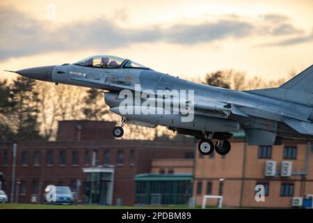 Le forze aeree belghe F-16 atterrano dopo una sortie durante l'esercizio Cobra Warrior 2023 al RAF Waddington. Foto Stock