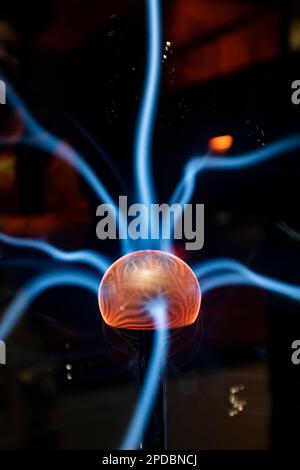 Raggi di energia da una sfera di nucleo arancione Foto Stock