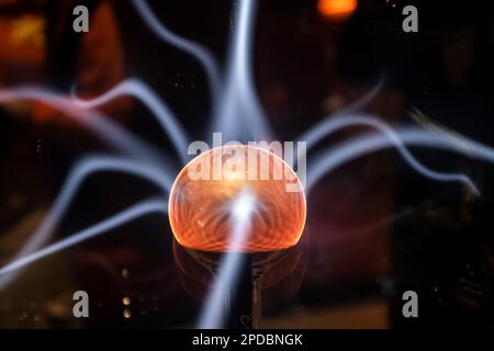 Raggi di energia da una sfera di nucleo arancione Foto Stock