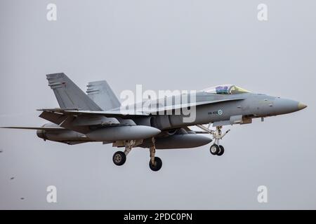 L'aeronautica finlandese McDonnell Douglas F/A-18C Hornet arriva a terra al RAF Waddington durante l'esercizio Cobra Warrior 2023. Foto Stock