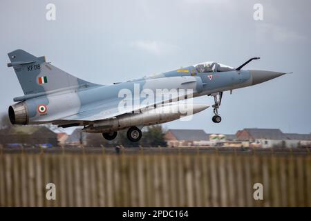 Dassault Mirage 2000i delle forze aeree indiane che atterrano a RAF Waddington durante l'esercizio Cobra Warrior 2023. Foto Stock