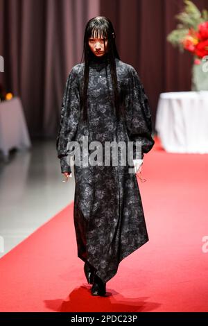 Tokyo, Giappone. 14th Mar, 2023. Un modello che indossa il marchio di moda Seivson cammina lungo la pista durante la Rakuten Fashion Week TOKYO 2023 Autunno/Inverno Collezione a Shibuya Hikarie. La settimana della moda si svolge dal 13 al 18 marzo. (Credit Image: © Rodrigo Reyes Marin/ZUMA Press Wire) SOLO PER USO EDITORIALE! Non per USO commerciale! Foto Stock