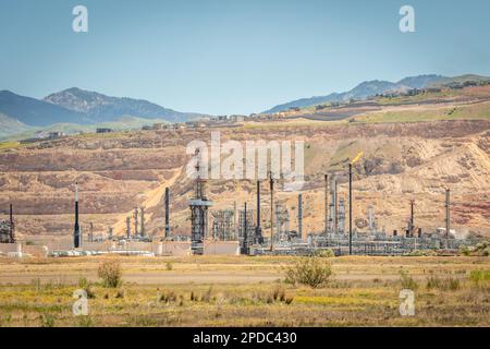 Grande raffineria di petrolio con il fuoco che esce da una delle pile Foto Stock