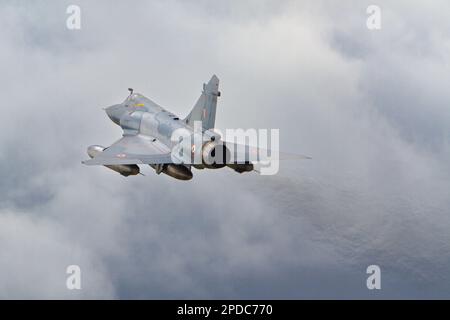 Indian Air Force Mirage 2000 decollo da RAF Waddington durante l'esercizio 2023 Cobra Warrior. Foto Stock