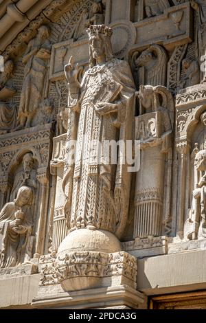 Timpano di Gesù Cristo e degli apostoli sopra l'ingresso di una cattedrale gotica Foto Stock