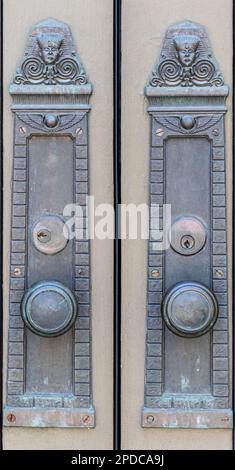 Primo piano di due piastre facciali del Tempio Masonico e pomelli per le porte anteriori di un tempio Masonico Foto Stock