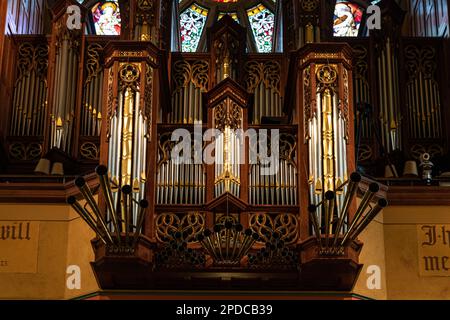 Organo decorativo a tubo nel soppalco di una cattedrale gotica cattolica Foto Stock