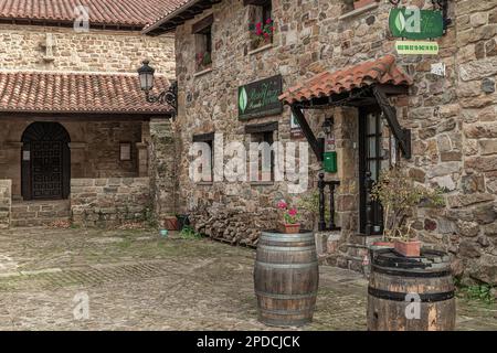 Reserva Verde, locanda nella città di Barcena Mayor, alloggi rurali con una facciata rustica in pietra e legno. Dichiarato il più bello, Cantabria, Spagna Foto Stock