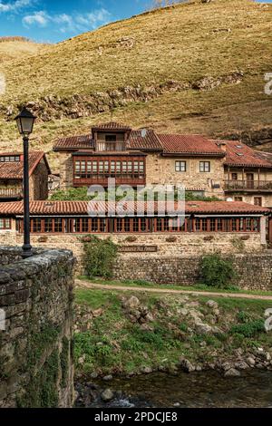 Fiume Argoza in Bárcena Mayor, considerata la più bella città della Spagna Cantabria, Europa Foto Stock