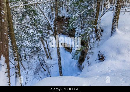 Scogliera e colonna di ghiaccio lungo le piste da sci di Munising a Pictured Rocks National Lakeshore, Munising, Upper Peninsula, Michigan, USA Foto Stock