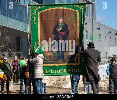 Giornata di San Patrizio: Partecipante con un banner in onore del Liberatore, Daniel o'Connell . Halifax, Canada, marzo 2023 Foto Stock