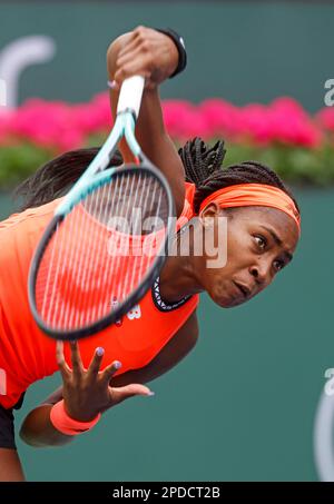 14 marzo 2023 Coco Gauff serve contro Rebecca Peterson di Svezia durante il 2023 BNP Paribas Open all'Indian Wells Tennis Garden di Indian Wells, California. Credito fotografico obbligatorio: Charles Baus/CSM Foto Stock