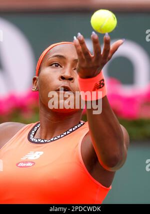 14 marzo 2023 Coco Gauff serve contro Rebecca Peterson di Svezia durante il 2023 BNP Paribas Open all'Indian Wells Tennis Garden di Indian Wells, California. Credito fotografico obbligatorio: Charles Baus/CSM Foto Stock