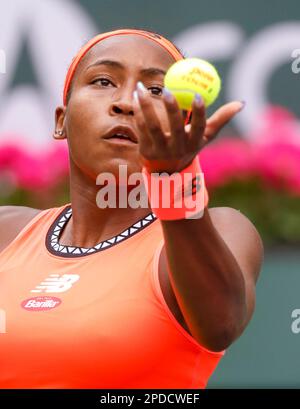 14 marzo 2023 Coco Gauff serve contro Rebecca Peterson di Svezia durante il 2023 BNP Paribas Open all'Indian Wells Tennis Garden di Indian Wells, California. Credito fotografico obbligatorio: Charles Baus/CSM Foto Stock