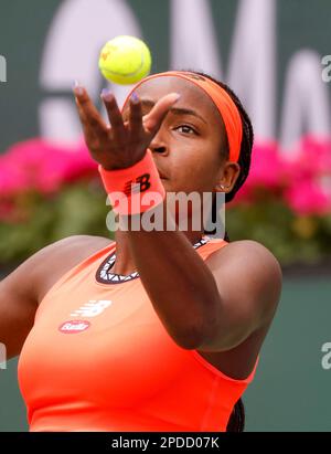 14 marzo 2023 Coco Gauff serve contro Rebecca Peterson di Svezia durante il 2023 BNP Paribas Open all'Indian Wells Tennis Garden di Indian Wells, California. Credito fotografico obbligatorio: Charles Baus/CSM Foto Stock