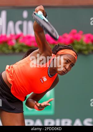 14 marzo 2023 Coco Gauff serve contro Rebecca Peterson di Svezia durante il 2023 BNP Paribas Open all'Indian Wells Tennis Garden di Indian Wells, California. Credito fotografico obbligatorio: Charles Baus/CSM Foto Stock