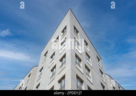 Esterno della moderna casa bianca, vista dal basso e dall'angolo. Dettaglio architettonico di primo piano sulle finestre. Immobili, appartamenti e uffici residenziali. Foto Stock