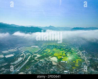 KAILI, CINA - 9 MARZO 2023 - (FILE) Foto scattata il 9 marzo 2023, mostra una mattina misty nella valle della nuvola, Zhouxi Town, Kaili città, Guizhou provin Foto Stock