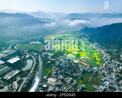 KAILI, CINA - 9 MARZO 2023 - (FILE) Foto scattata il 9 marzo 2023, mostra una mattina misty nella valle della nuvola, Zhouxi Town, Kaili città, Guizhou provin Foto Stock