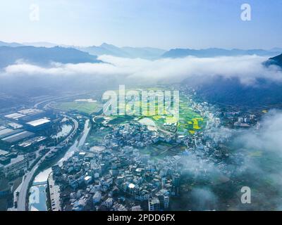 KAILI, CINA - 9 MARZO 2023 - (FILE) Foto scattata il 9 marzo 2023, mostra una mattina misty nella valle della nuvola, Zhouxi Town, Kaili città, Guizhou provin Foto Stock