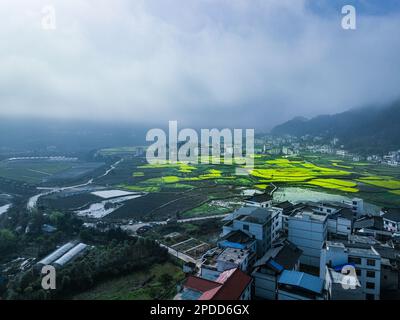 KAILI, CINA - 9 MARZO 2023 - (FILE) Foto scattata il 9 marzo 2023, mostra una mattina misty nella valle della nuvola, Zhouxi Town, Kaili città, Guizhou provin Foto Stock