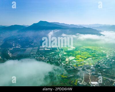 KAILI, CINA - 9 MARZO 2023 - (FILE) Foto scattata il 9 marzo 2023, mostra una mattina misty nella valle della nuvola, Zhouxi Town, Kaili città, Guizhou provin Foto Stock