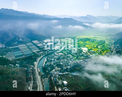 KAILI, CINA - 9 MARZO 2023 - (FILE) Foto scattata il 9 marzo 2023, mostra una mattina misty nella valle della nuvola, Zhouxi Town, Kaili città, Guizhou provin Foto Stock