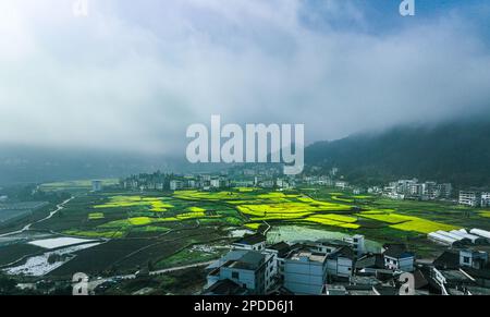 KAILI, CINA - 9 MARZO 2023 - (FILE) Foto scattata il 9 marzo 2023, mostra una mattina misty nella valle della nuvola, Zhouxi Town, Kaili città, Guizhou provin Foto Stock