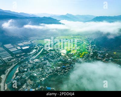 KAILI, CINA - 9 MARZO 2023 - (FILE) Foto scattata il 9 marzo 2023, mostra una mattina misty nella valle della nuvola, Zhouxi Town, Kaili città, Guizhou provin Foto Stock