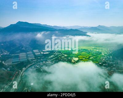 KAILI, CINA - 9 MARZO 2023 - (FILE) Foto scattata il 9 marzo 2023, mostra una mattina misty nella valle della nuvola, Zhouxi Town, Kaili città, Guizhou provin Foto Stock