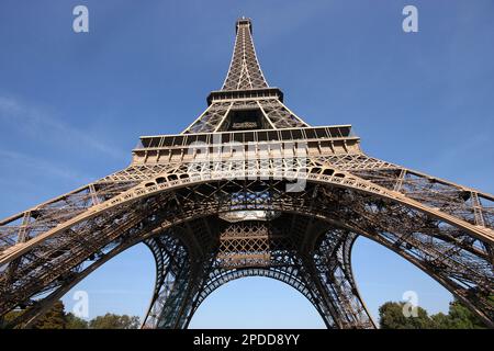 Torre Eiffel, vista a occhio di verme, Francia, Parigi Foto Stock