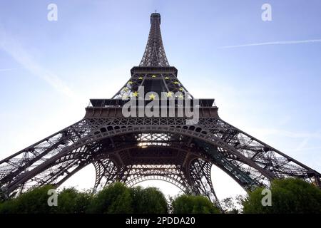 Torre Eiffel, vista a occhio di verme, Francia, Parigi Foto Stock