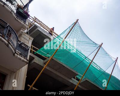 Batumi, Georgia. 02.10.2023 costruzione di edifici. Rete di sicurezza per cantiere. Concetto di sicurezza della costruzione. Foto Stock