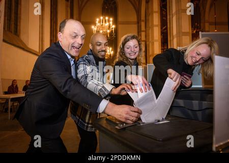 ZWOLLE - il sindaco Peter Snijders, insieme a Kai Raphael e ai sindaci notturni Linda Tiesma e Rowan van Drogen hanno espresso il suo voto per le elezioni del Consiglio Provinciale nel Grote Kerk, dove si può votare a partire dalle 00:00. ANP EMIEL MUIJDERMAN olanda fuori - belgio fuori Foto Stock