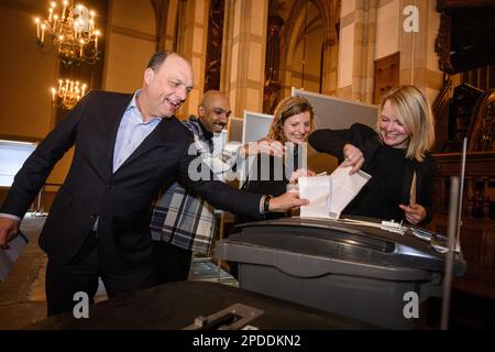 ZWOLLE - il sindaco Peter Snijders, insieme a Kai Raphael e ai sindaci notturni Linda Tiesma e Rowan van Drogen hanno espresso il suo voto per le elezioni del Consiglio Provinciale nel Grote Kerk, dove si può votare a partire dalle 00:00. ANP EMIEL MUIJDERMAN olanda fuori - belgio fuori Foto Stock