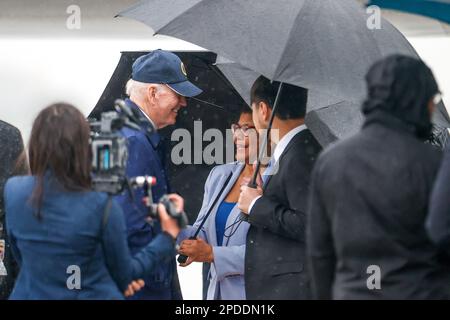 Los Angeles, Stati Uniti. 14th Mar, 2023. Il presidente Joe Biden saluta con il sindaco di Los Angeles Karen Bass, il supervisore della contea di Los Angeles Janice Hahn e Brandon Tsay all'aeroporto internazionale di Los Angeles martedì 14 marzo 2023 Credit: SOPA Images Limited/Alamy Live News Foto Stock