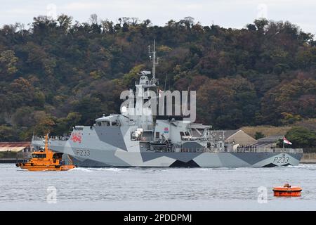 Prefettura di Kanagawa, Giappone - 04 dicembre 2022: Royal Navy HMS Tamar (P233), una nave di pattuglia di classe fluviale, che lascia il porto di Yokosuka in Giappone. Foto Stock